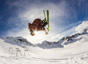 开云官网-拉塞尔关键制胜，迈凯伦力克哈斯车队，一场战术与勇气的较量