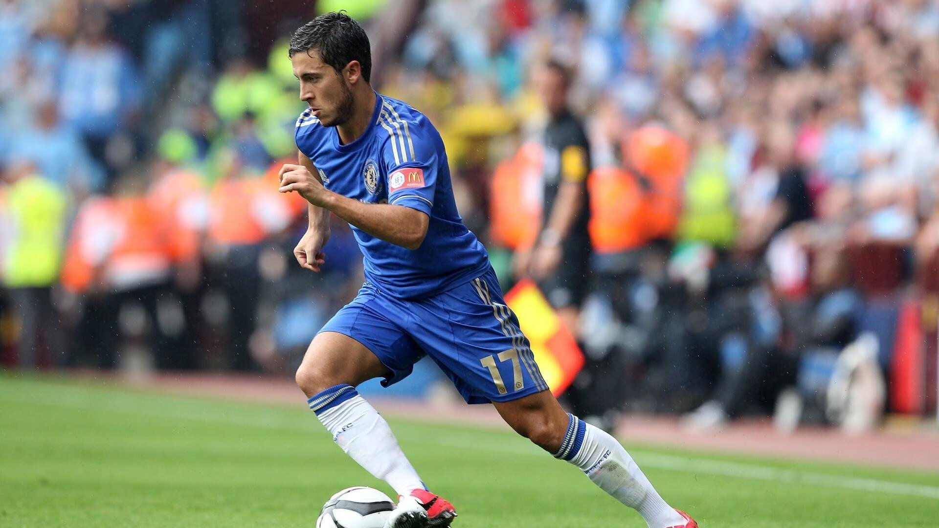 F1新赛季揭幕战之夜，班凯罗制胜一击点燃赛道激情