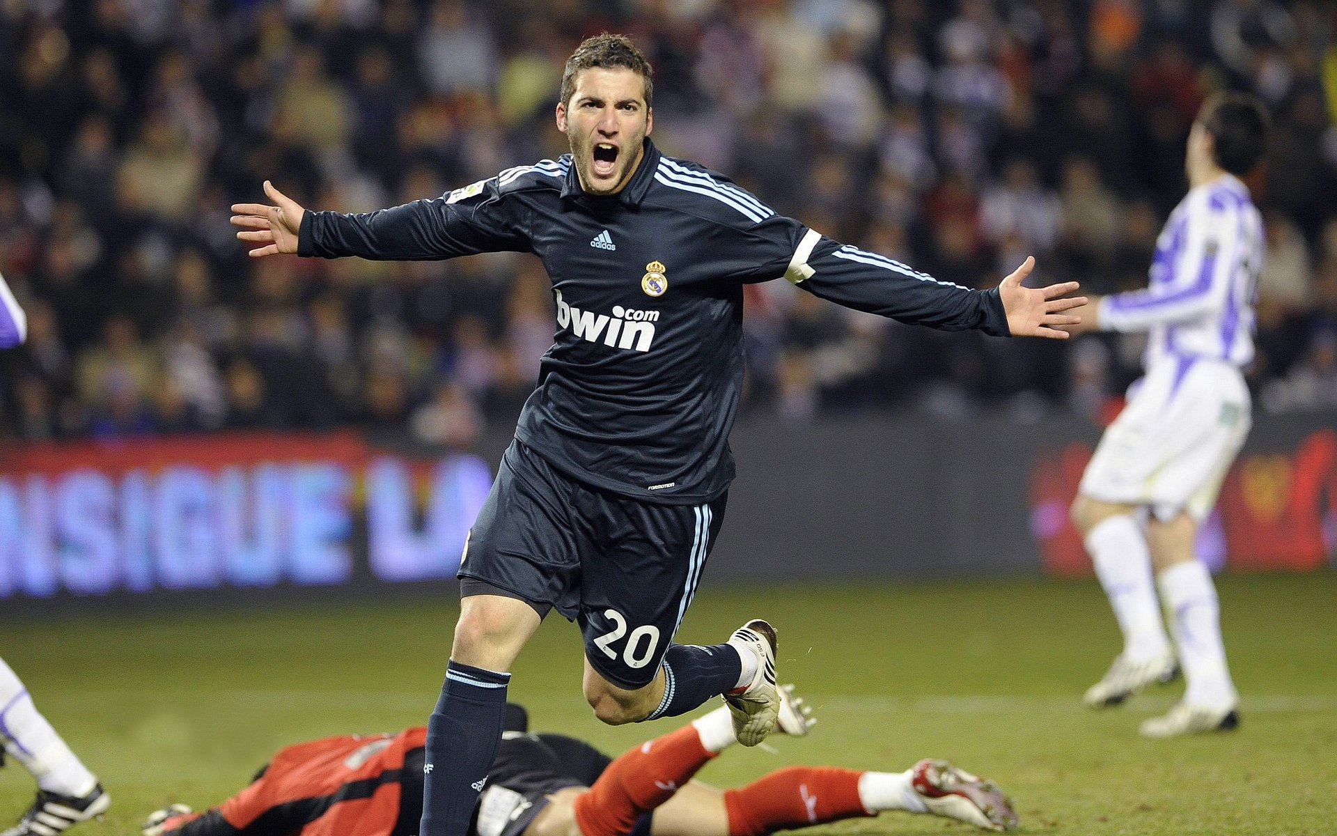 绿茵场上的奥斯梅恩现象，当进攻端无人可挡，亚洲足坛的竞争隐喻