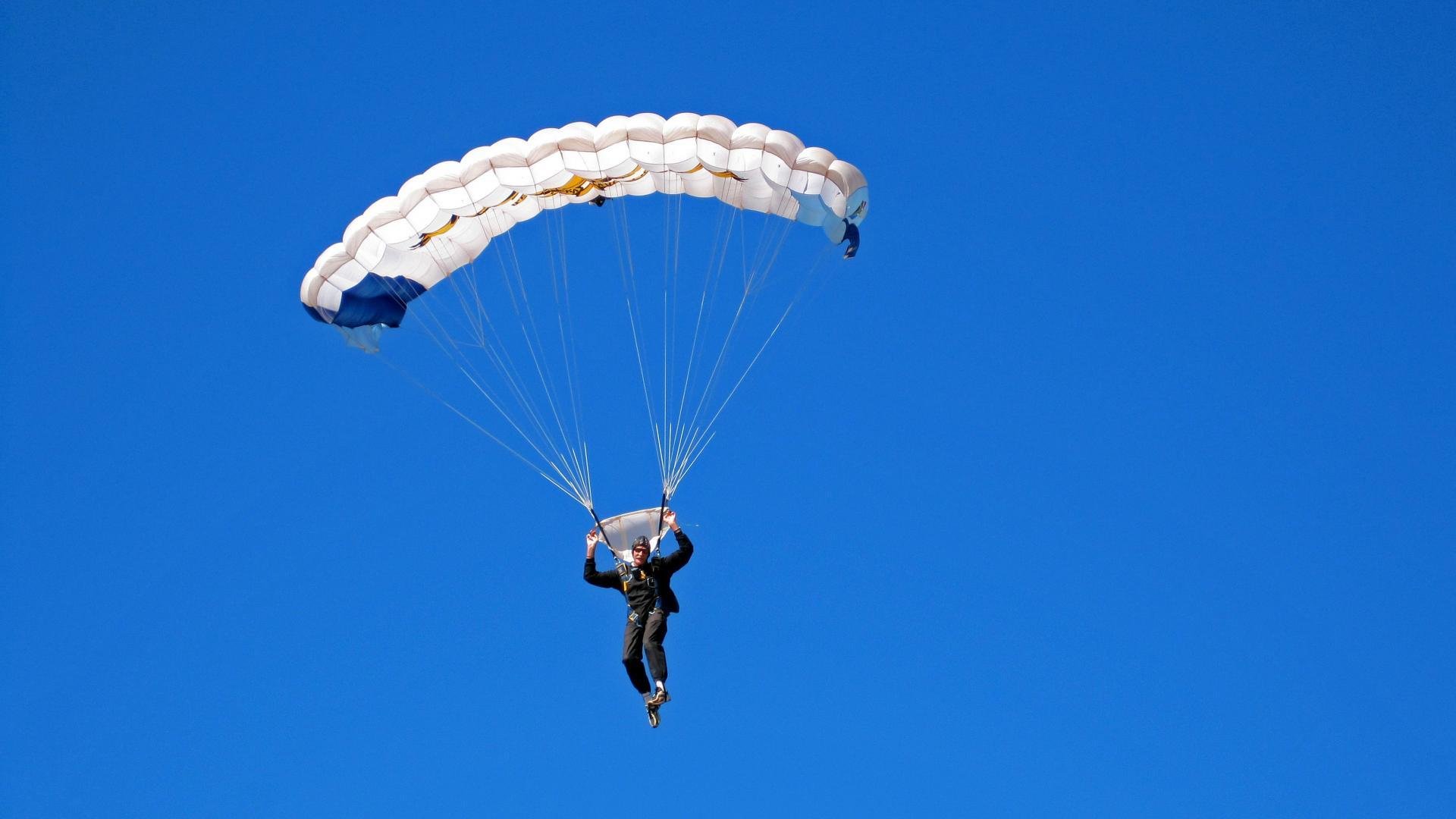 赛道上的逆袭，佩雷兹点燃赛场，迈凯伦力克红牛二队
