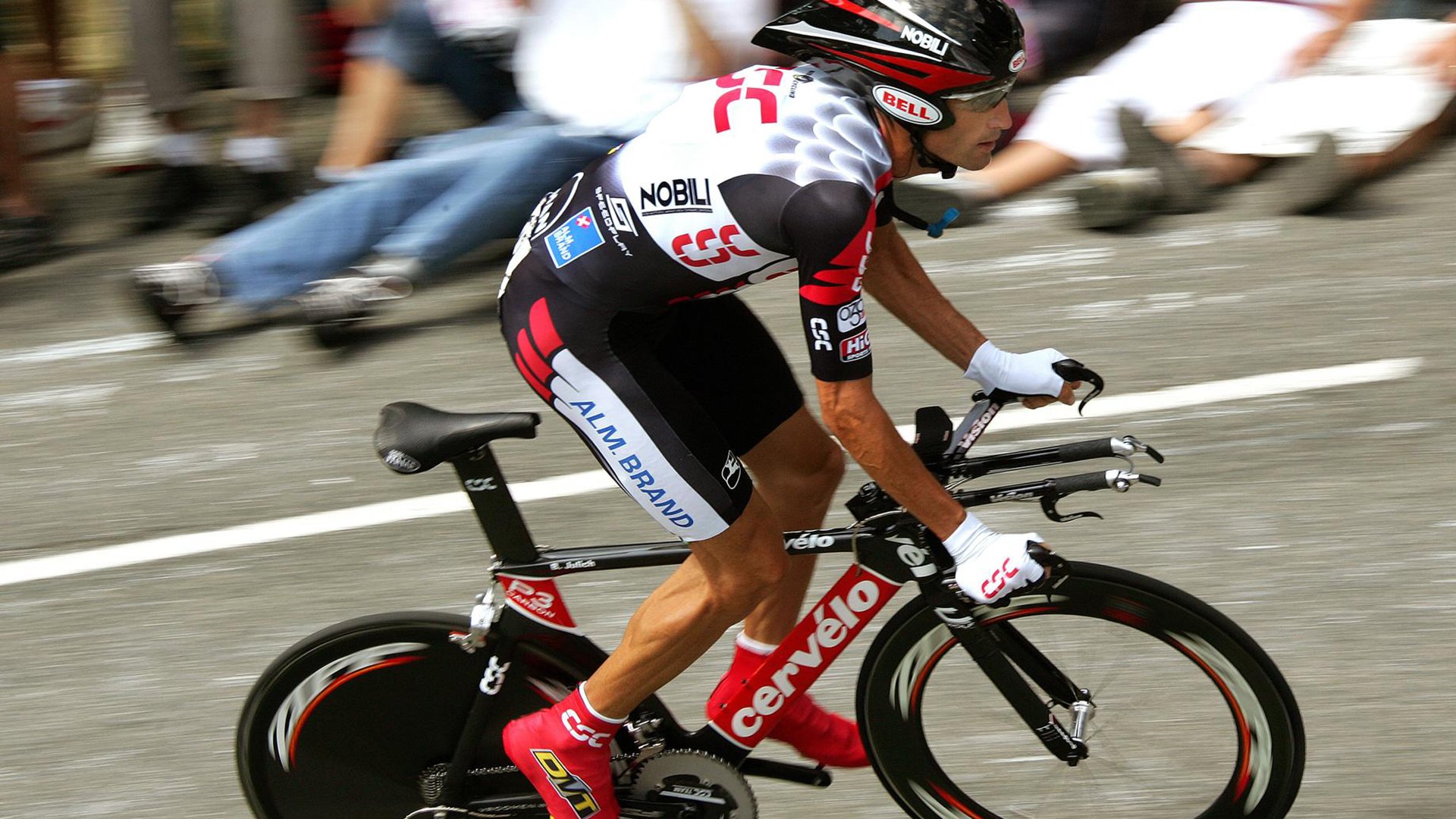 赛道上的颠覆，红牛二队轻取红牛车队，维斯塔潘高光表现背后的故事